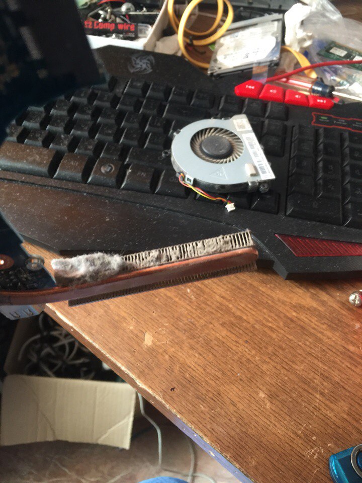 Забитый пылью радиатор системы охлаждения ноутбука