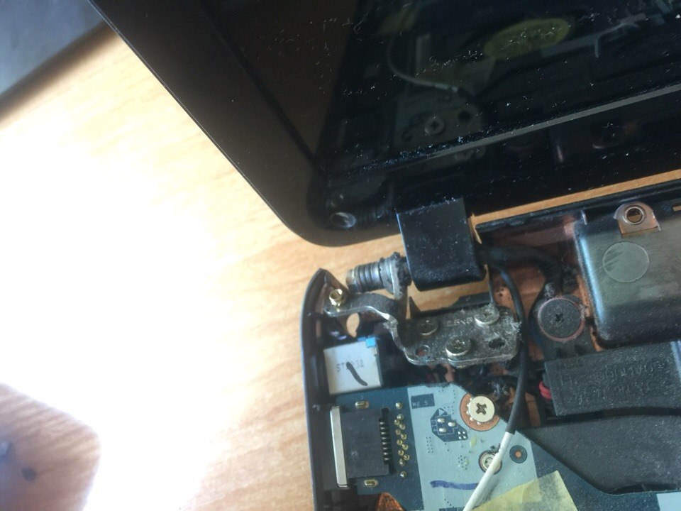 Крышка ноутбука Acer e1-571g не держится и требует ремонта